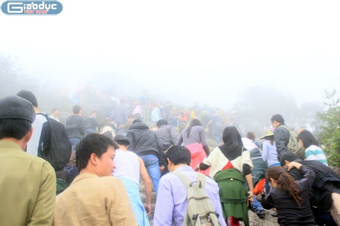 Mặc cho tiết trời lạnh giá và độ cao 1000m so với mực nước biển, dòng người kín đặc vẫn vượt sương mù và mây trắn để lên Yên Tử